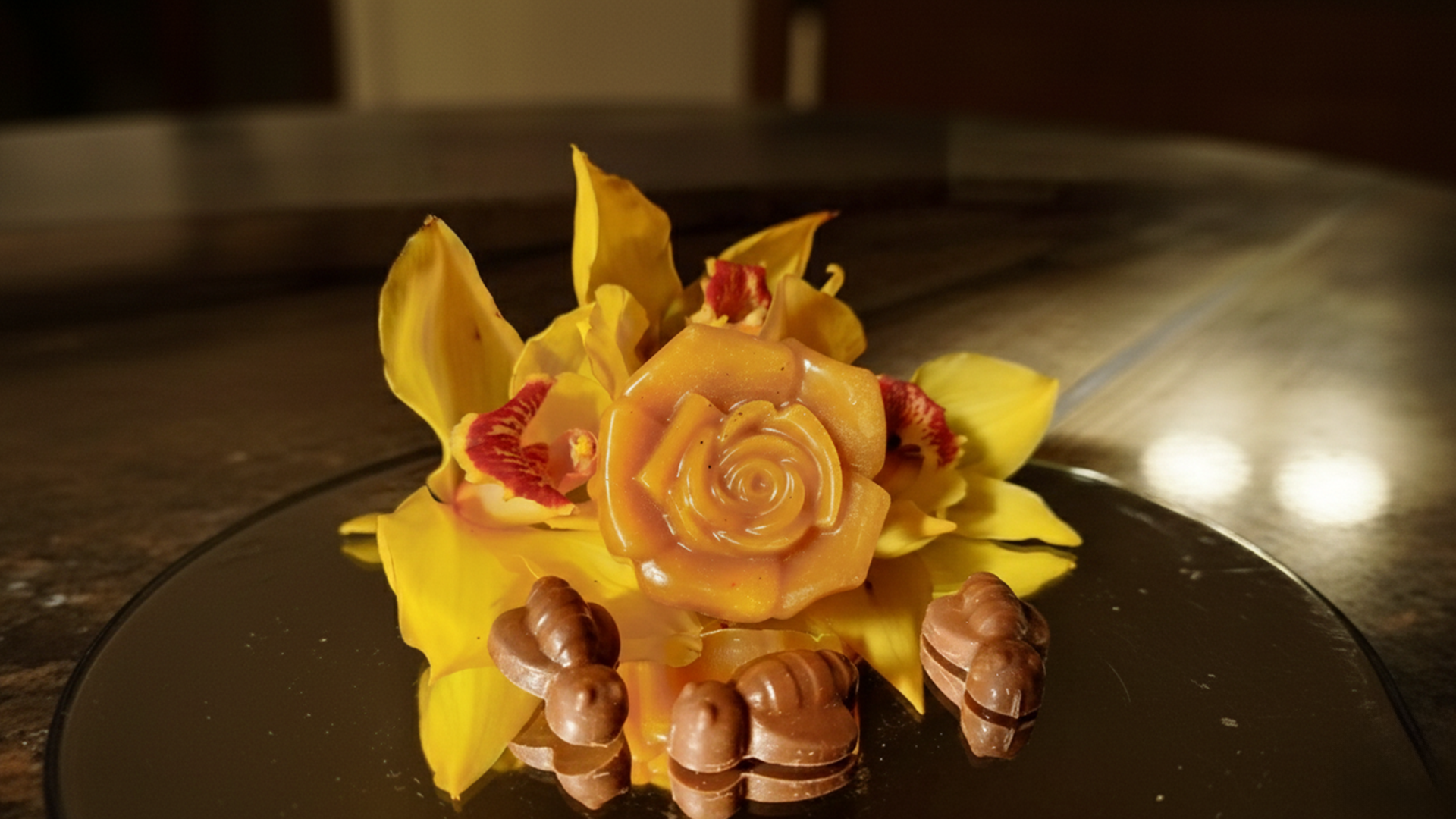 Estetska fotografija komada sirovog pčelinjeg voska toplih tonova postavljenog na drvenu podlogu. Blagi fokus naglašava teksturu voska, dok su u pozadini nežni prirodni elementi i toplo osvetljenje koje ističe autentičnost pčelinjih proizvoda.